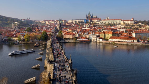 Blick auf die Karlsbrücke in Prag, die über die Moldau führt. im Hintergrund ist der Hradschin zu sehen. © picture alliance / Westend61 Foto: Martin Rügner