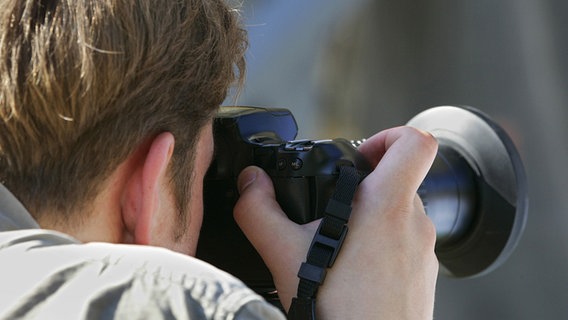 Mann mit Fotokamera © fotolia.com Foto: Vasily Smirnov