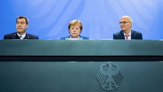 Merkel, Tschentscher, Söder bei einer Pressekonferenz. © picture alliance/dpa Foto: Bernd von Jutrczenka