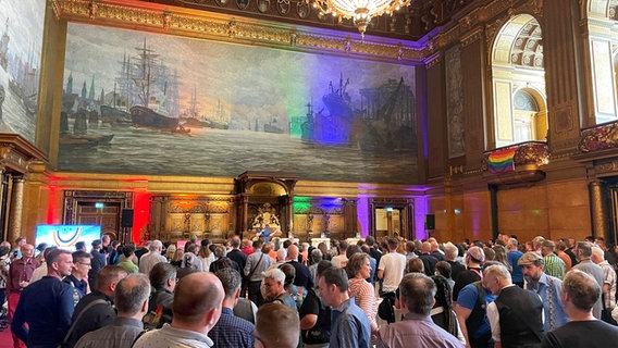 Hamburgs Zweite Bürgermeisterin Katharina Fegebank (Grüne) hält zum Auftakt der Pride Week eine Rede im Festsaal des Hamburger Rathauses. © NDR Foto: Jörn Straehler-Pohl