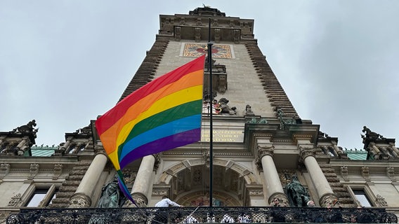 Die Regenbogenflagge weht am Hamburger Rathaus. © NDR Foto: Isabelle Wildberger
