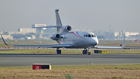 Ein Kleinflugzeug steht auf dem Rollfeld am Hamburger Flughafen. © Daniel Kubirski Foto: Daniel Kubirski