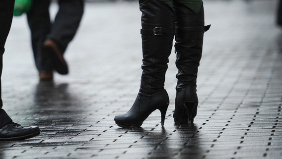 Eine Person steht auf Stiefel auf Kopfsteinpflaster. © picture alliance / dpa Foto: Christian Charisius