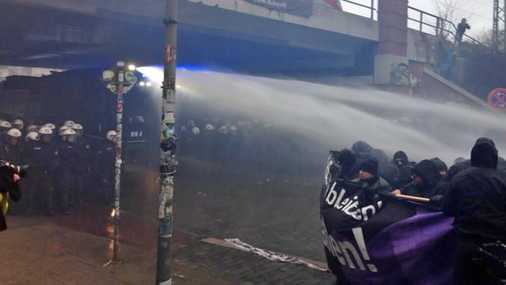 Wasserwerfer im Einsatz gegen Demonstranten im Schanzenviertel. © Felix M. Steiner Foto: Felix M. Steiner