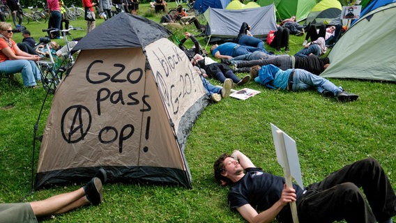 G20-Gegner haben ein Protestcamp aus Zelten im Volkspark Altona aufgestellt und sich dort schlafen gelegt. © picture alliance / Axel Heimken/dpa Foto: Axel Heimken