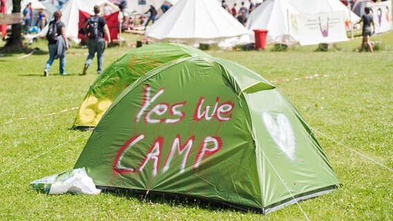 Zelte stehen in einem Protestcamp gegen den G20-Gipfel im Altonaer Volkspark. © picture alliance/dpa Foto: Daniel Bockwoldt