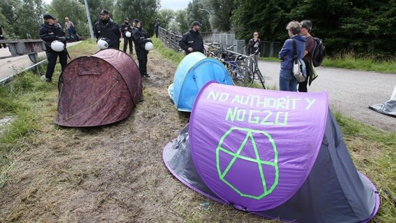 Polizisten stehen neben einem G20-Protestcamp in Hamburg-Rothenburgsort. © dpa Foto: Bodo Marks