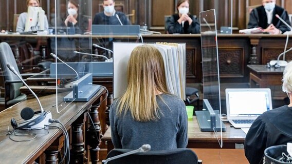 Eine 36-jährige Angeklagte sitzt in einem Saal des Landgerichts Hamburg neben ihrer Verteidigerin. © picture alliance/dpa Foto: Markus Scholz