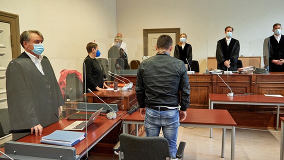 Ein Angeklagter steht in Hamburg in einem Gerichtssaal. Er soll nach einem versuchten einbruch auf Zivilbeamte eingeschlagen haben. © picture alliance / dpa Foto: Georg Wendt