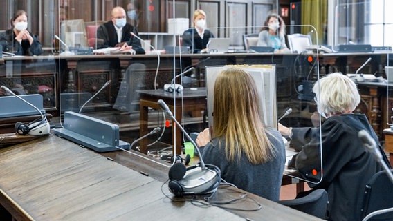 Eine 36-jährige Angeklagte sitzt in einem Saal des Landgerichts Hamburg neben ihrer Verteidigerin. Ihr wird versuchter Mord an der eigenen Tochter vorgeworfen. © picture alliance / dpa Foto: Markus Scholz