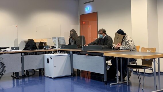 Ein Angeklagter sitzt in einem Prozess um Urkundenfälschung im Gerichtssaal. © NDR Foto: Elke Spanner