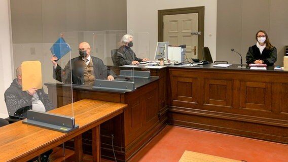 Der Angeklagte sitzt im Amtsgericht Hamburg. © NDR Foto: Elke Spanner