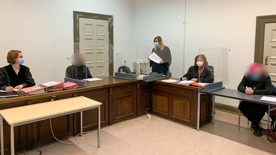 Mehrere Personen befinden sich in einem Gerichtssaal. © NDR Foto: Elke Spanner