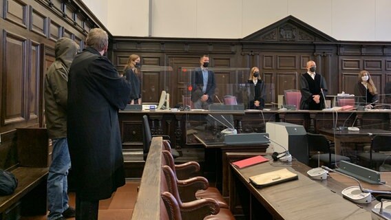 Der Angeklagte steht im Gerichtssaal im Landgericht Hamburg. © NDR Foto: Elke Spanner