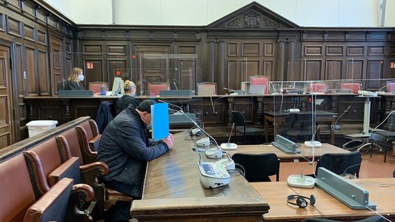 Ein Angeklagter sitzt in einem Gerichtssaal in Hamburg. © NDR Foto: Elke Spanner
