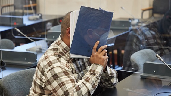 Ein Mann, der seine Tochter zu Tode geschüttelt haben soll, sitzt in einem Saal des Hamburger Landgerichts. © picture alliance/dpa Foto: Georg Wendt