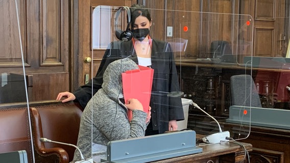 Die Angeklagte sitzt - mit verdecktem Gesicht - vor einem Gericht in Hamburg. © NDR Foto: Elke Spanner
