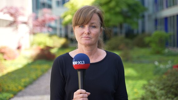 Elke Spanner, NDR 90,3, berichtet über einen Prozess. © NDR 