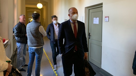 Ein Angeklagter (2.v.r.) geht hinter seinem Anwalt (r.) im Amtsgericht Altona. Er hatte angetrunken einen tödlichen Unfall an der Kieler Straße verursacht. © NDR Foto: Elke Spanner
