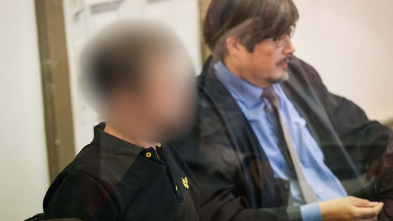 Nach der Entführung einer Frau in Hamburg muss sich der 52 Jahre alte Ex-Mann (l.) vor dem hamburger Landgericht verantworten. © picture alliance/dpa | Foto: Christian Charisius