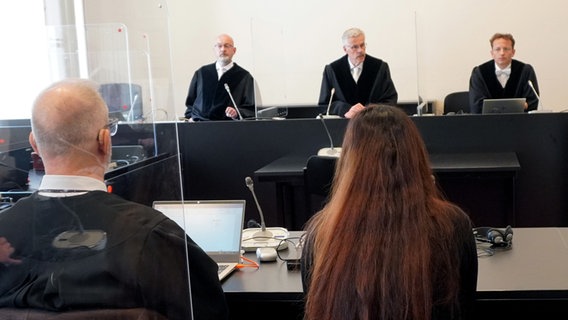 Eine 34-Jährige sitzt in Hamburg im Gerichtssaal. Das Hanseatische Oberlandesgericht hat eine IS-Rückkehrerin aus Bremen zu fünfeinhalb Jahren Haft verurteilt. © picture alliance / dpa / Funke Medien / Pool 