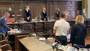 Mehrere Personen befinden sich in einem Gerichtssaal in Hamburg. © NDR Foto: Elke Spanner