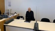 Der Angeklagte sitzt in einem Gerichtssaal. © NDR Foto: Elke Spanner