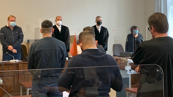 Blick von hinten auf Angeklagte, die sich in Hamburg wegen Drogenhandels vor Gericht verantworten müssen. © NDR Foto: Elke Spanner
