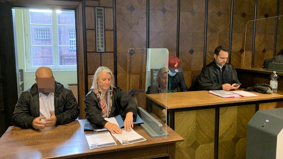 Zwei Angeklagte sitzen mit ihren juristischen Vetretern im Saal des Amtsgerichts Bergedorf. Sie sind wegen gefährlicher Körperverletzung bei einem Baseballspiel angeklagt. © NDR Foto: Elke Spanner