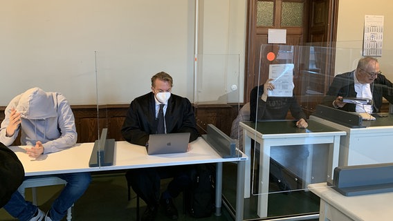 Zwei Angeklagte sitzen im Saal des Jugendschöffengerichts Harburg. © NDR Foto: Elke Spanner