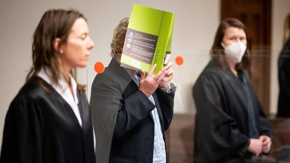 Die Angeklagt steht zu Beginn des Prozesses in einem Gerichtssaal im Landgericht zwischen ihren Verteidigerinnen. © Daniel Reinhardt/dpa 