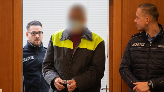 Ein Angeklagter wird im Prozess um eine Kinderpornografie-Plattform im Darknet in einen Gerichtssaal in Frankfurt geführt. © picture alliance/dpa Foto: Sebastian Gollnow