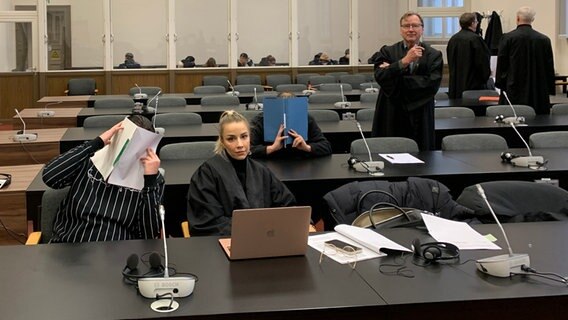 Die Angeklagten sitzen im Gerichtssaal. © NDR Foto: Elke Spanner