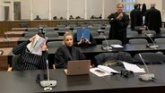 Die Angeklagten sitzen im Gerichtssaal. © NDR Foto: Elke Spanner