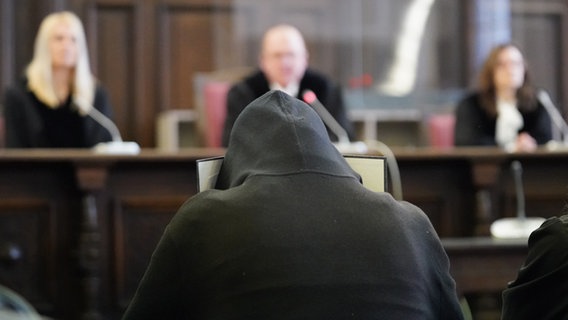 Ein 29-Jähriger Angeklagter sitzt zu Beginn des Prozesstages in Hamburg in einem Sitzungssaal. Wegen versuchten Mordes, Körperverletzung und Vergewaltigung wird er zu einer lebenslangen Haftstrafe verurteilt. © picture alliance / dpa Foto: Marcus Brandt