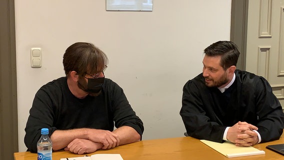 Ein Angeklagter sitzt im Gericht mit seinem Anwalt. © NDR Foto: Elke Spanner