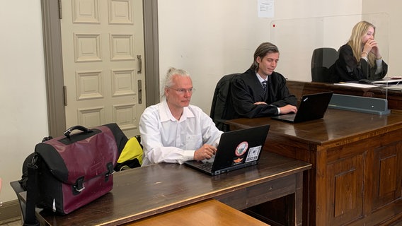 Ein Angeklagter sitzt im Gericht. © NDR/Elke Spanner Foto: Elke Spanner
