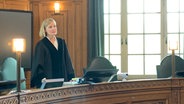 Eine Richterin steht bei einem Prozess gegen eine Otto-Tochterfirma am Hanseatischen Oberlandesgericht im Gerichtssaal. © NDR Foto: Elke Spanner