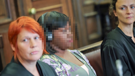 Eine 38-Jährige sitzt in einem Mordprozess im Saal des Hamburger Landgerichts. Sie wird freigesprochen. © picture alliance/dpa Foto: Christian Charisius