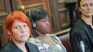 Eine 38-Jährige sitzt in einem Mordprozess im Saal des Hamburger Landgerichts. Sie wird freigesprochen. © picture alliance/dpa Foto: Christian Charisius