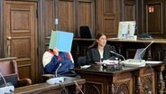 Mehrere Personen sitzen in einem Gerichtssaal. © NDR Foto: Elke Spanner