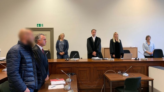 Ein Angeklagter steht vor dem Hamburger Gericht. © NDR Foto: Elke Spanner