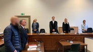 Ein Angeklagter steht vor dem Hamburger Gericht. © NDR Foto: Elke Spanner