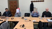 Zwei Angeklagte sitzen im Landgericht in Hamburg. © NDR Foto: Elke Spanner