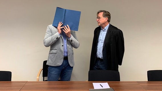 Ein Angeklagter und sein Anwalt im Hamburger Landgericht. © NDR Foto: Elke Spanner