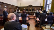Blick in einen Gerichtssaal in Hamburg. Vier Frauen und zwei Männer sind wegen Ausschreitungen beim G20-Gipfel 2017 angeklagt. © picture alliance / dpa Foto: Geirg Wendt