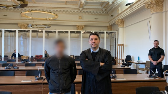 Prozess in Hamburg: ein Angeklagter (l.) steht neben seinem Anwalt. Er soll mit zwei Komplizen Einbrüche verübt haben. © NDR Foto: Elke Spanner