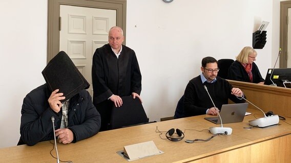 Ein Angeklagter sitzt vor Gericht. © NDR Foto: Elke Spanner