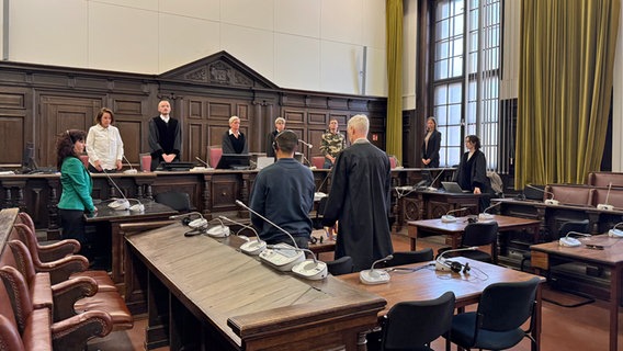 Ein wegen Totschlags angeklagter Mann steht in einem Saal des Hamburger Landgerichts. © NDR Foto: Elke Spanner
