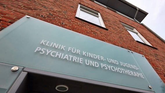 Der Schriftzug über dem Eingang der "Klinik für Kinder- und Jugendpsychiatrie und Psychotherapie" des Hamburger Univesitätsklinikums Hamburg Eppendorf (UKE). © picture alliance / dpa Foto: Georg Wendt